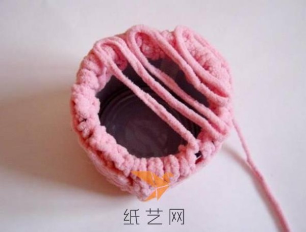 Tutorial on making a pink crochet storage tube for New Year’s gifts