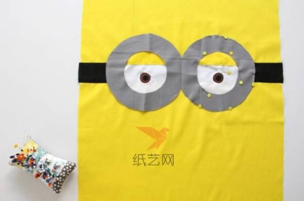 DIY tutorial on making minion pillowcases from patchwork