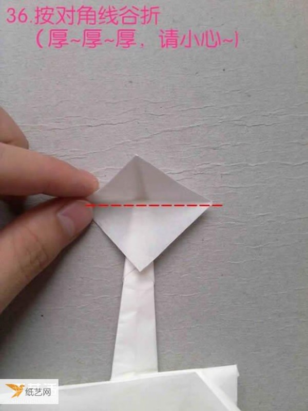 Detailed method and illustrated steps of folding a three-dimensional egret using origami