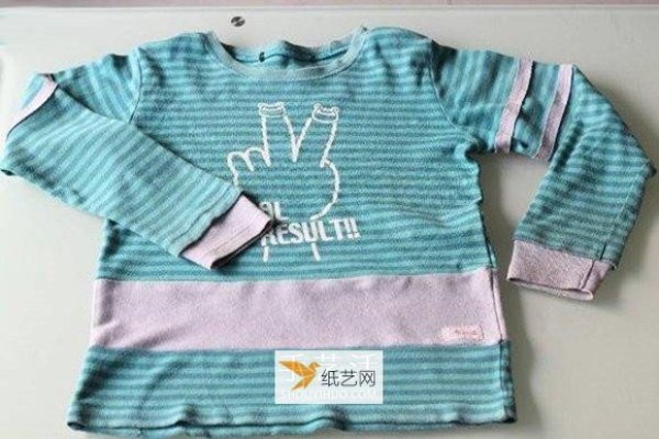 Renovate old baby T-shirts to catch up with your child’s growth