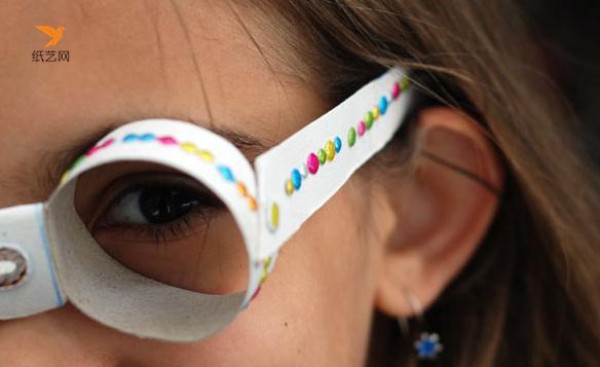 Tutorial on how to make fashionable glasses by turning waste paper tubes into treasures