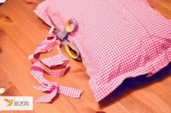 Tutorial on how to transform an old shirt into a personalized pillowcase