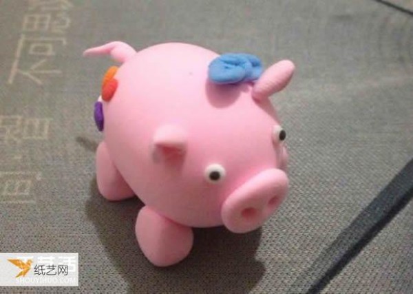 Find some illustrations of how to hand-knead personalized pink pigs from ultra-light clay