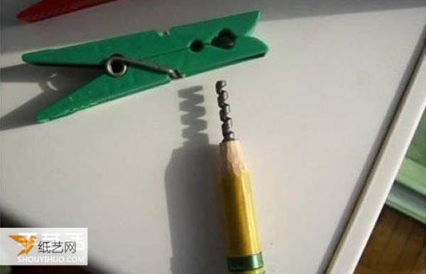 Tutorial picture of master-level pencil lead carving handmade products that looks super difficult