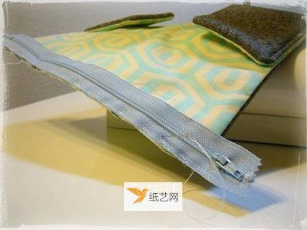 Tutorial illustration of using non-woven fabric to make handmade patchwork pencil case