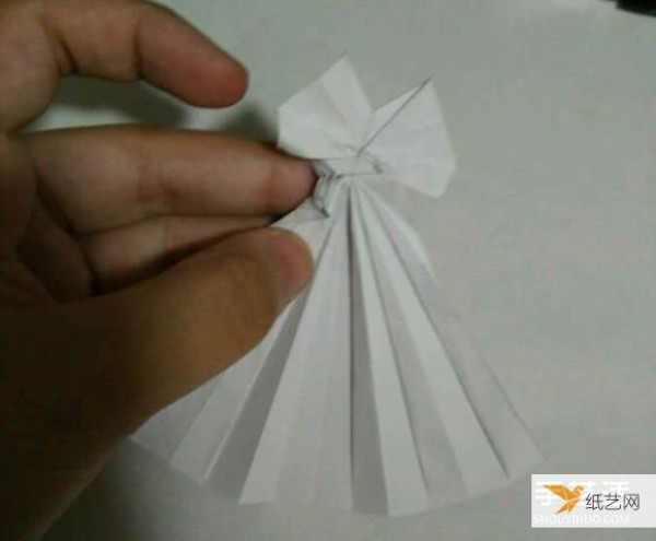 Illustrated steps on how to fold a very beautiful and elegant origami wedding dress