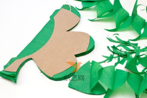 Cut out a three-dimensional four-leaf clover from crepe paper