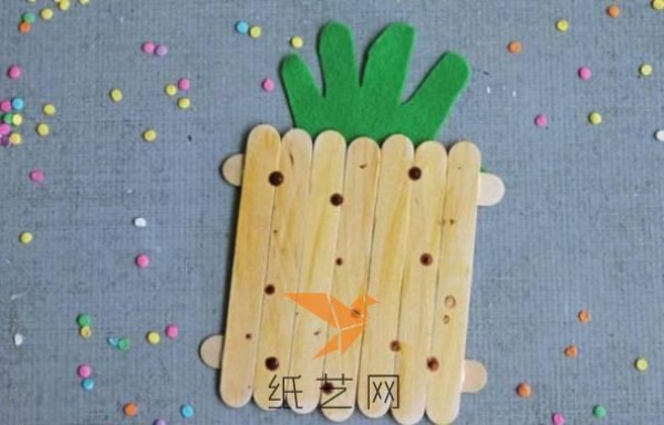 Children’s handicraft tutorial on how to make cute little pineapples from waste ice cream sticks