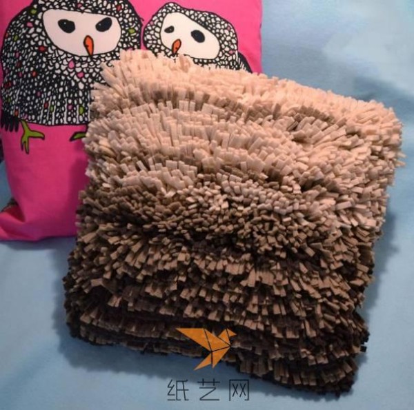 Tutorial on making fluffy cushion covers for New Year’s gifts