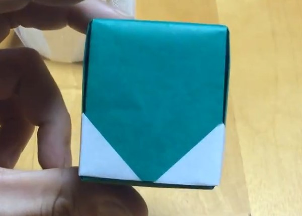 Origami video tutorial for a delicate and fresh style origami box