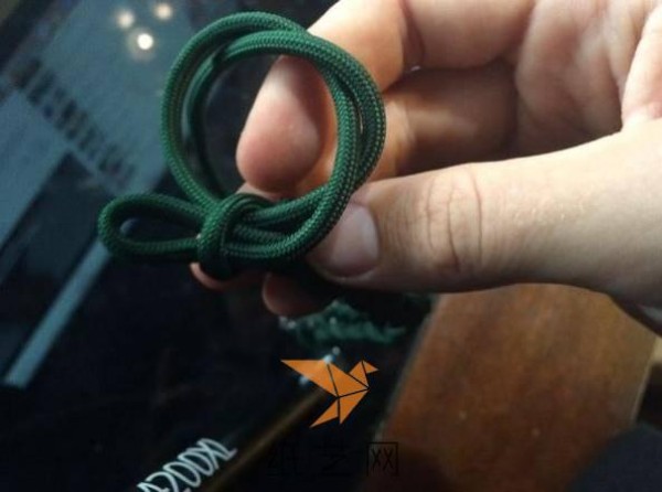 Simple hand braided paracord bracelet tutorial