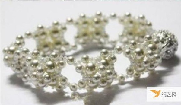 An illustrated tutorial on how to make a particularly beautiful and personalized bridal beaded pearl bracelet.