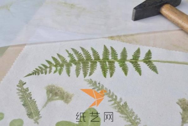 Ingenious plant pattern printing method for making New Year gift fabrics