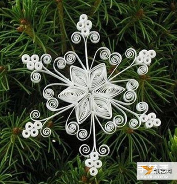 Illustration of how to make beautiful rolled paper snowflakes by hand using quilling paper