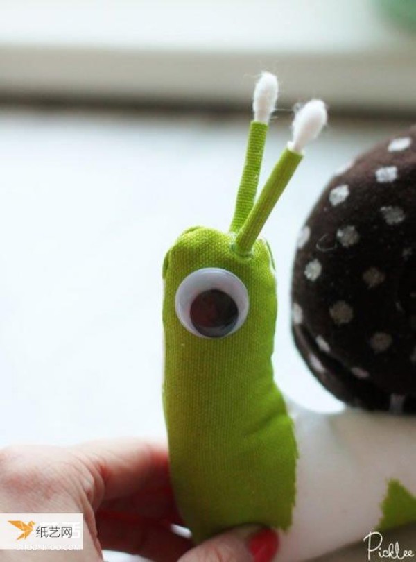 Tutorial on making cute little snails using old socks and clothes