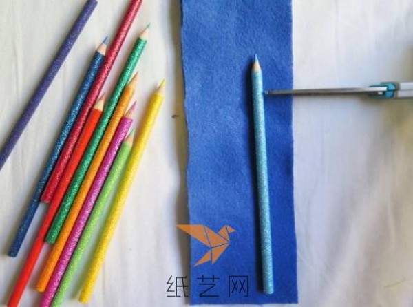 Tutorial on making a simple pencil case from non-woven fabric