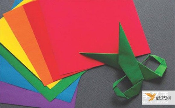 Illustrated step-by-step diagram of how children use origami to fold scissors manually