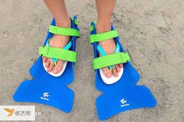 Slippers and fins that are essential for playing in the water in summer and don’t need to be put on and taken off again and again.