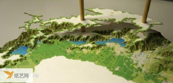 Make a paper model of Mount Fuji by hand according to the contours layer by layer.