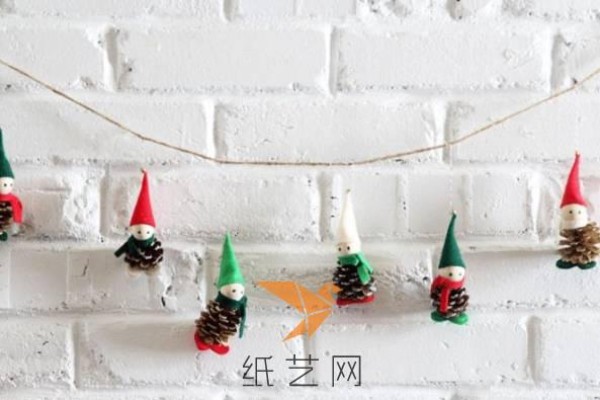 Cute snowman Christmas decoration tutorial made with pinecones