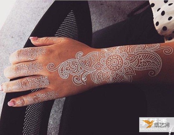 Henna Indian traditional body painting can be beautiful without tattoos