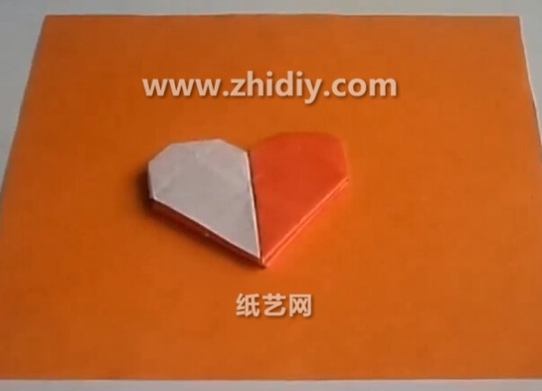 Tutorial on how to make a symmetrical two-color handmade origami heart