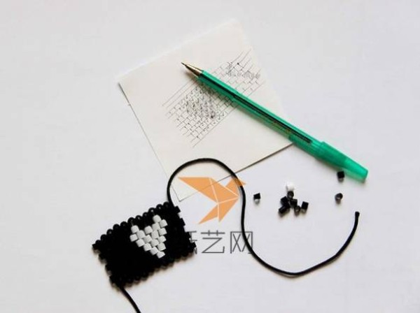 DIY tutorial on using waste straws to make beautiful heart-shaped pattern bracelets