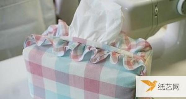 A tutorial on how to make a fresh and playful personalized fabric paper towel cover