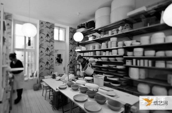 A porcelain studio founded by several women produces porcelain works with warmth