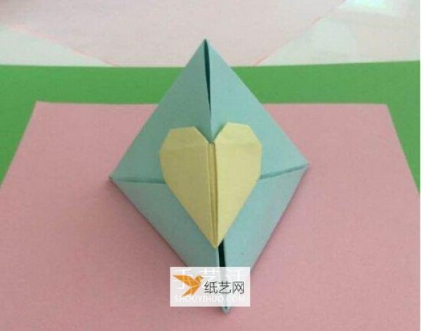 How to fold a simple triangular paper box with a love lock