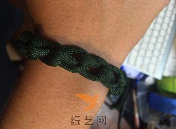 Simple hand braided paracord bracelet tutorial