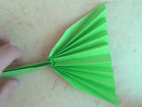 Tutorial on how to make a simple origami broom by hand