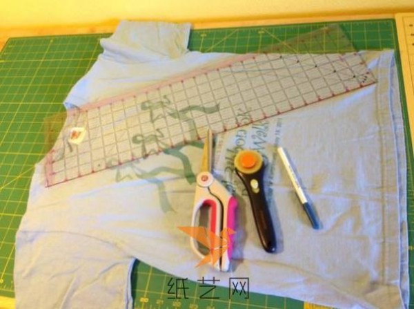 A simple tutorial on how to transform an old T-shirt into a practical mesh bag