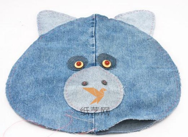 Tutorial on making cute little animal pillows by transforming jeans