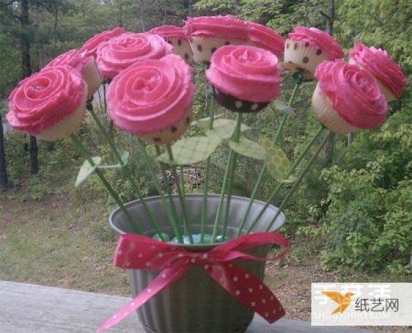 Roses made from unusual materials are not only beautiful but also delicious