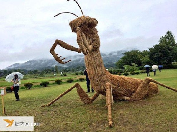 Using useless straw to create large sculptures at Japans Rice Straw Art Festival