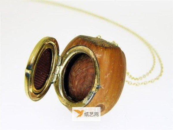 Handmade necklace pendant with storage function using nuts