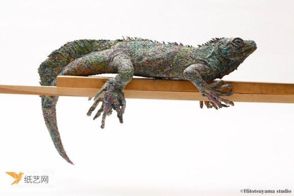 Animal sculptures that scratch the ends of the souls hair and are rubbed with newspaper