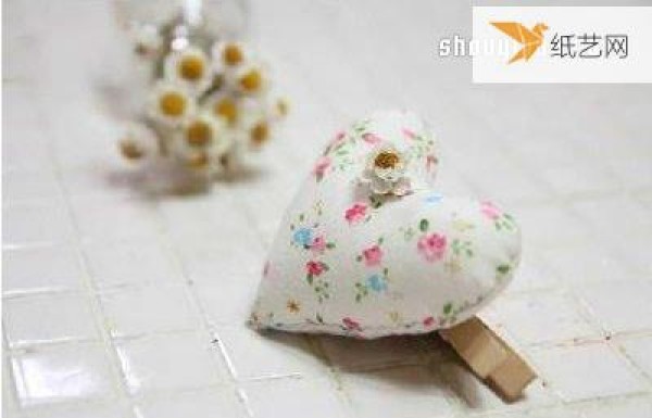 Try your hand at making heart-shaped decorative clips using non-woven fabrics