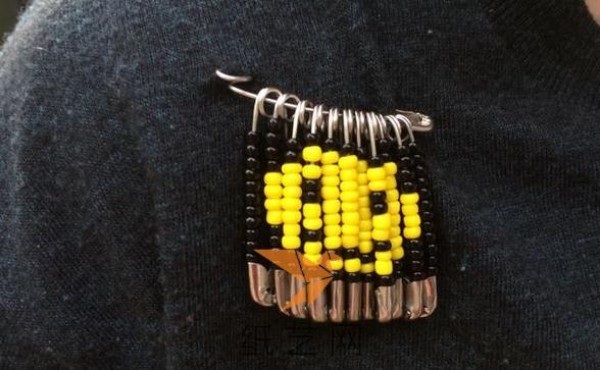 How to make a chic beaded smiley brooch