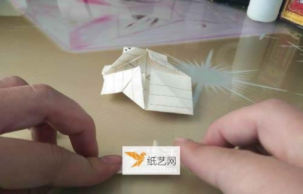 Illustration of the folding method of the origami pig that can move on its own