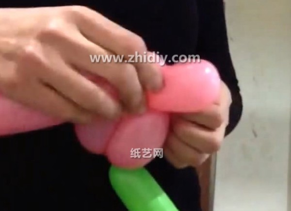 Making of balloon-shaped magic balloon roses