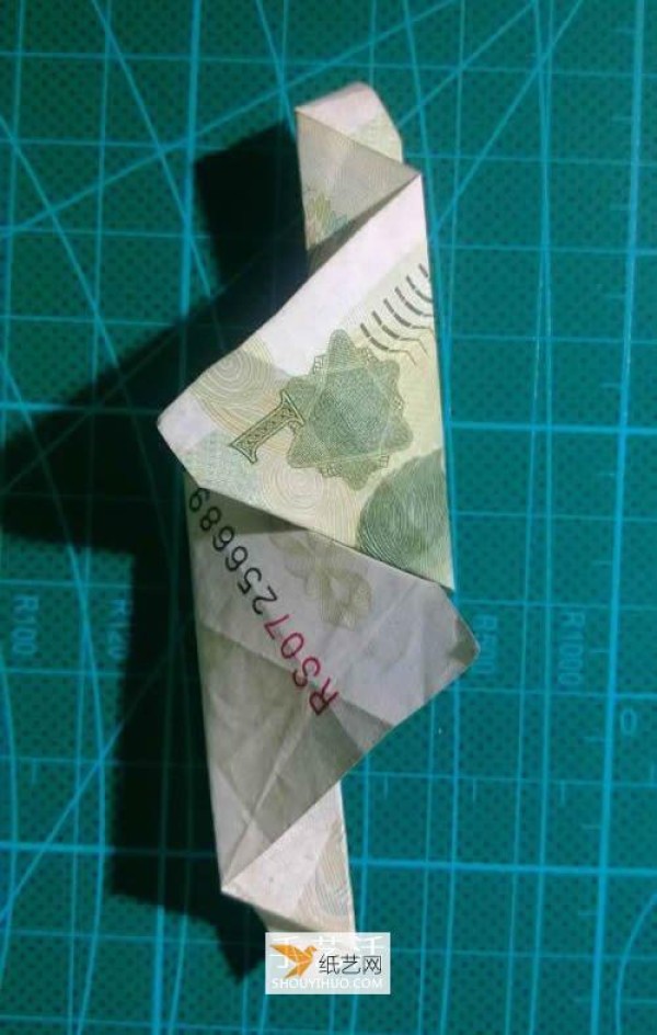 Illustration of how to fold a hexagonal badge using one-yuan banknotes