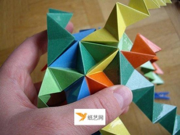 Illustration of the specific steps of folding beautiful paper balls