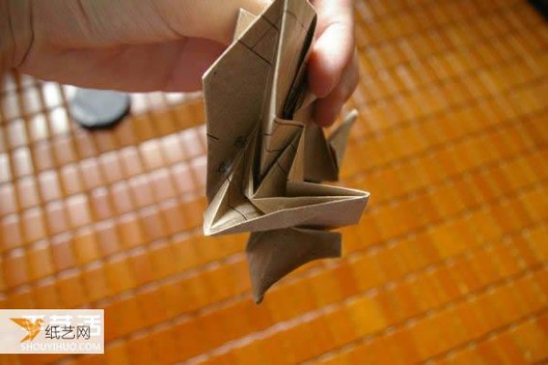 Illustrated tutorial for folding the massive Mabona Rhino using some simple origami