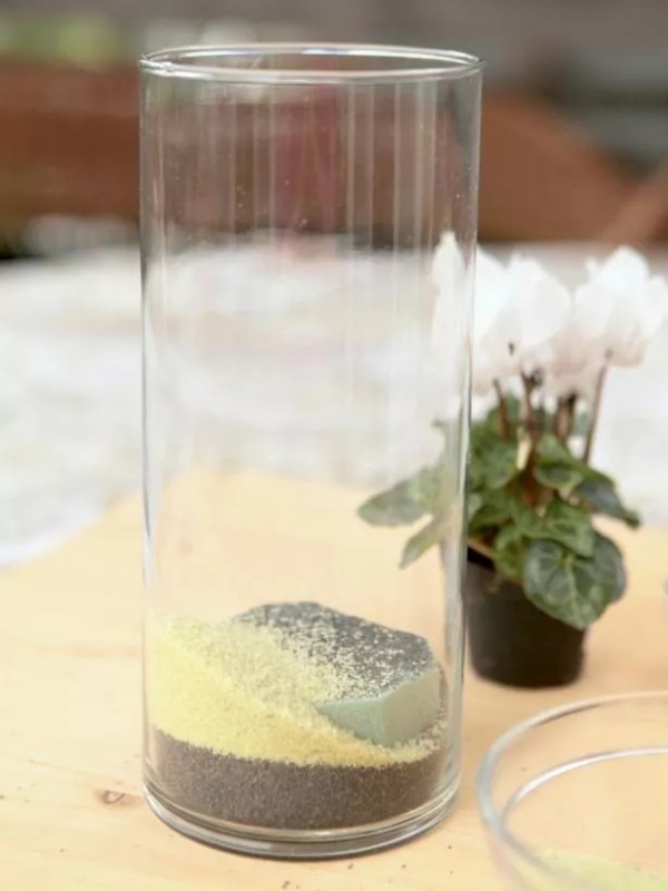 Wine glass makeover! Illustrated tutorial on the beautiful quicksand bottle with small green plants