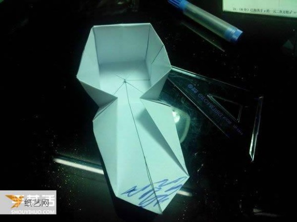 Illustration of a very beautiful hand-folded box with paper crane packaging