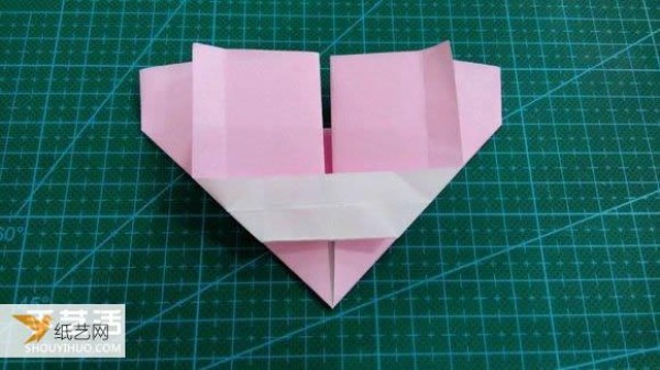 Hand-folded Valentines Day LOVE heart-shaped origami illustration tutorial