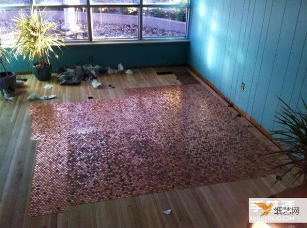 Use tens of thousands of one-cent coins to pave the floor with glittering gold and luxury.