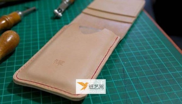 Illustrated tutorial for personalized leather card holder and mobile phone case